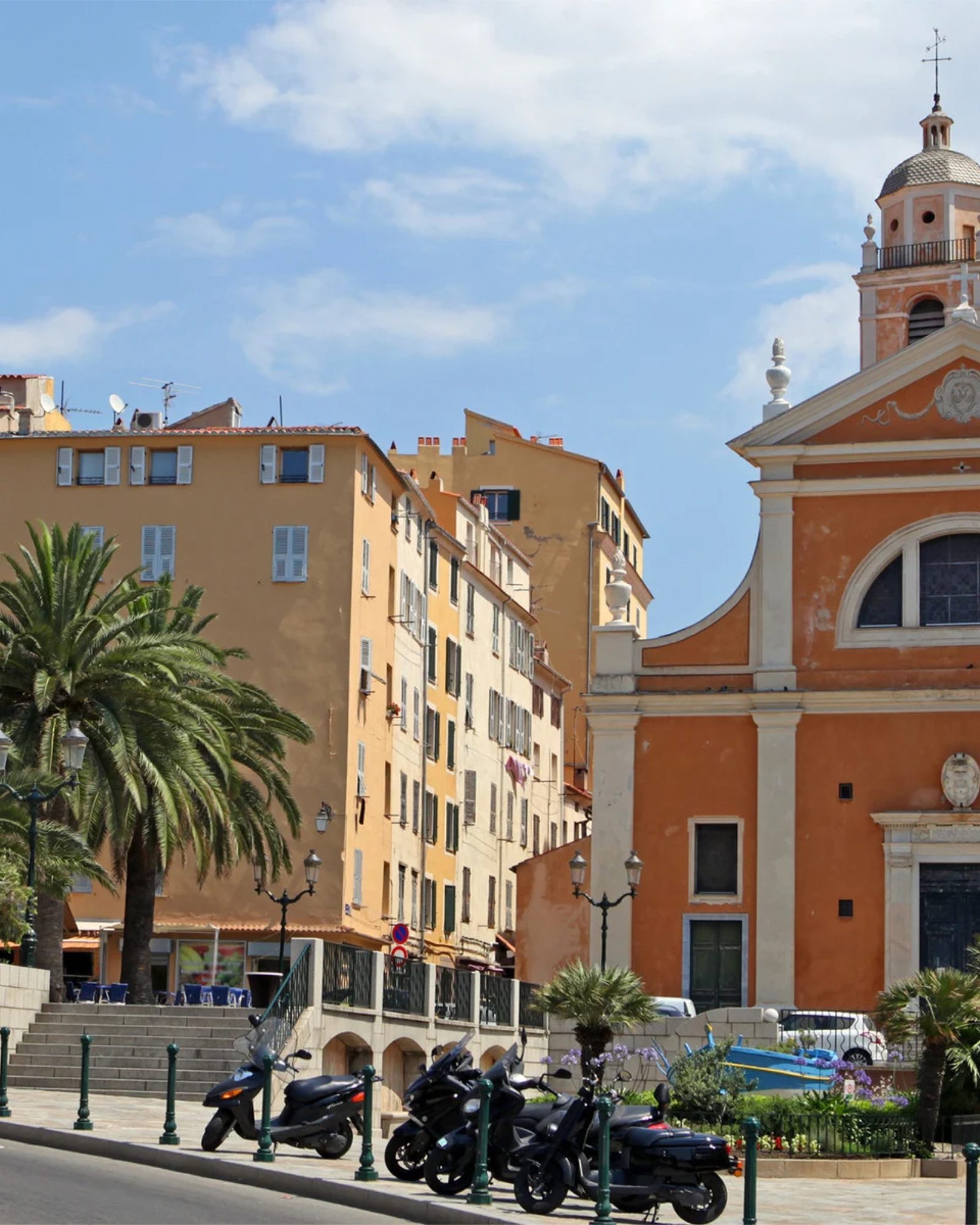 Port et montagnes d’Ajaccio